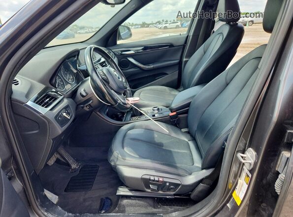 WBXHU7C3XJ5H45838 2018 BMW X1 Gray Vista interior delantera