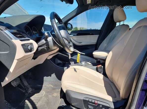 WBXHU7C5XK3H44638 2019 BMW X1 Blue Вид салону спереду