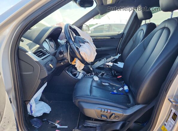 WBXJG7C00M5T54679 2021 BMW X1 Silver Widok wnętrza z przodu