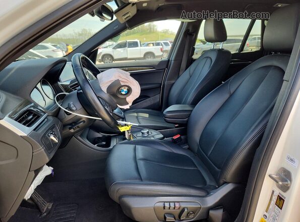 WBXJG7C01M5S25589 2021 BMW X1 White წინა სალონის ხედი