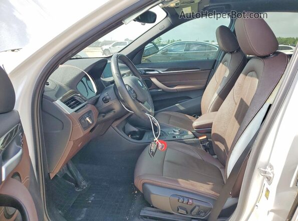 WBXJG7C04L5R63739 2020 BMW X1 White Սալոնի դիմացի տեսք
