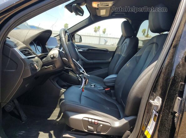 WBXJG7C04M5U01633 2021 BMW X1 Black Вид салону спереду