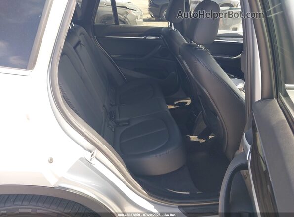 WBXJG7C07M5T66022 2021 BMW X1 Silver Vista de la etiqueta del VIN