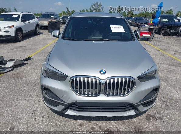 WBXJG7C07M5T66022 2021 BMW X1 Silver Vista del cuadro de instrumentos
