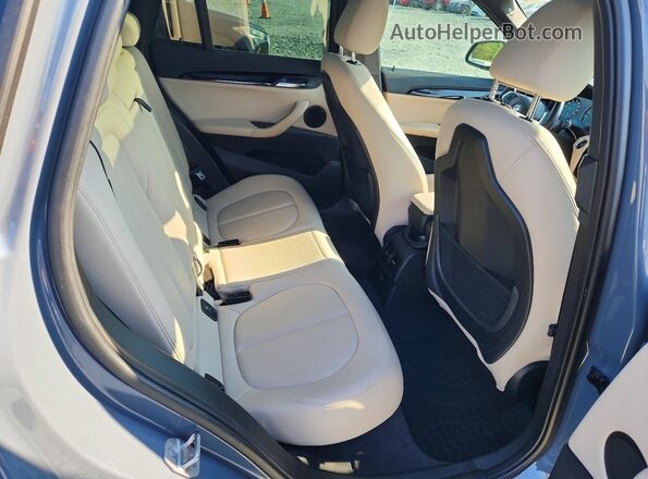 WBXJG7C07M5U22816 2021 BMW X1 Gray Widok tylnych siedzeń