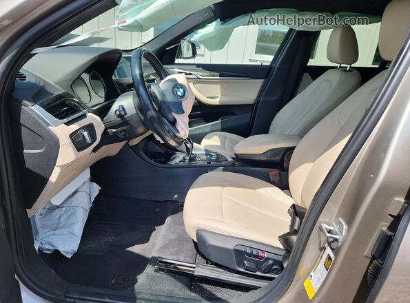 WBXJG7C08M5U37633 2021 BMW X1 Beige Widok wnętrza z przodu