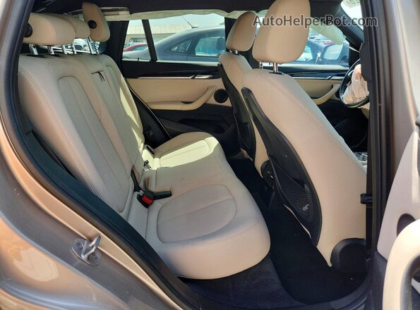 WBXJG7C08M5U37633 2021 BMW X1 Beige Widok wnętrza z tyłu