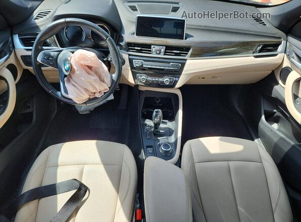 WBXJG7C08M5U37633 2021 BMW X1 Beige Widok deski rozdzielczej