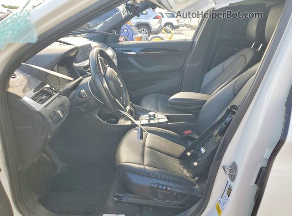 WBXJG7C0XM5T74003 2021 BMW X1 White წინა სალონის ხედი