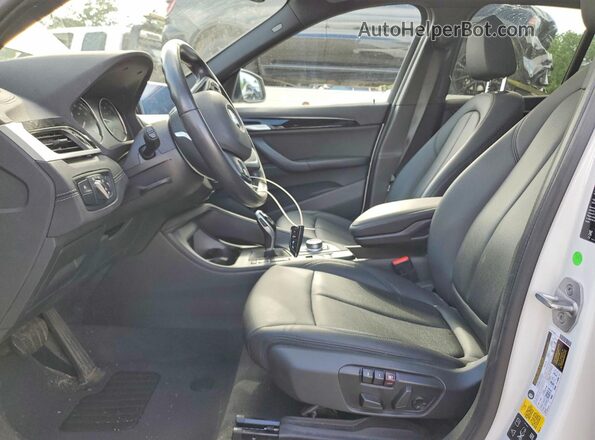 WBXJG9C01L5P78043 2020 BMW X1 White Widok wnętrza z przodu