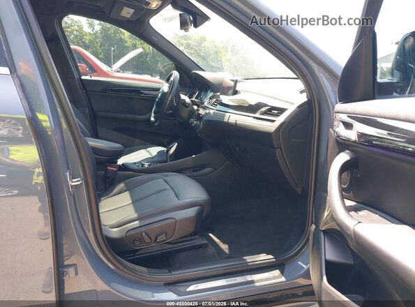 WBXJG9C01M5T62270 2021 BMW X1 Light Blue Vista interior delantera