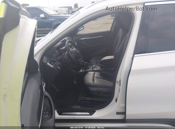 WBXJG9C05L3L87585 2020 BMW X1 White Vista interior trasera