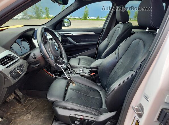 WBXJG9C05M5T09331 2021 BMW X1 Белый Вид салона спереди