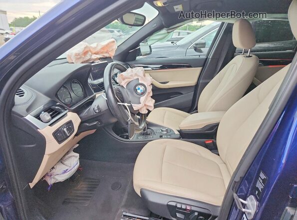 WBXJG9C06L5P62713 2020 BMW X1 Blue წინა სალონის ხედი