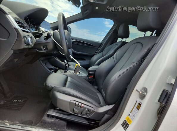 WBXJG9C06L5P76594 2020 BMW X1 White Widok wnętrza z przodu
