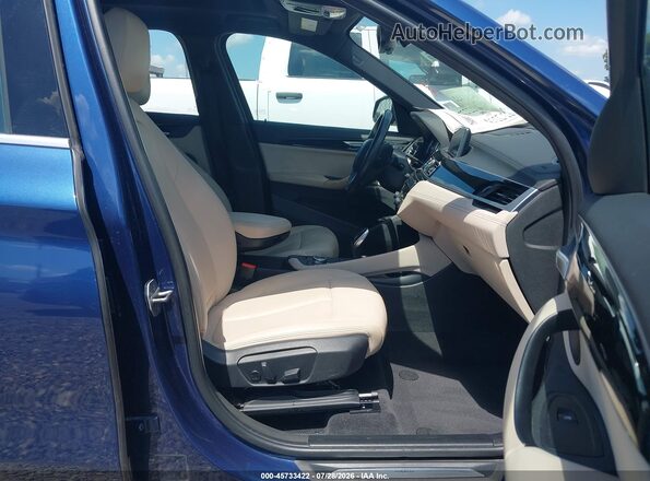 WBXJG9C06M5S10002 2021 BMW X1 Blue წინა სალონის ხედი