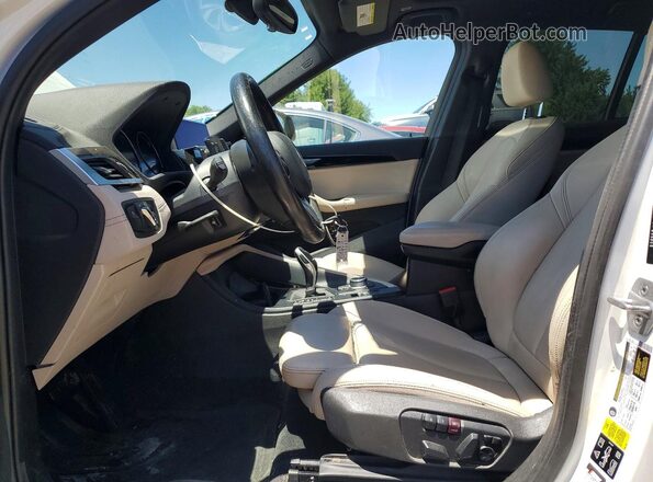 WBXJG9C07L5R81387 2020 BMW X1 White Widok wnętrza z przodu