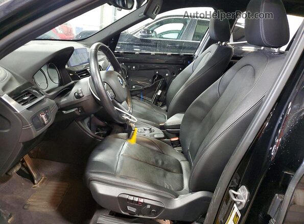 WBXJG9C08M5S87955 2021 BMW X1 Black წინა სალონის ხედი