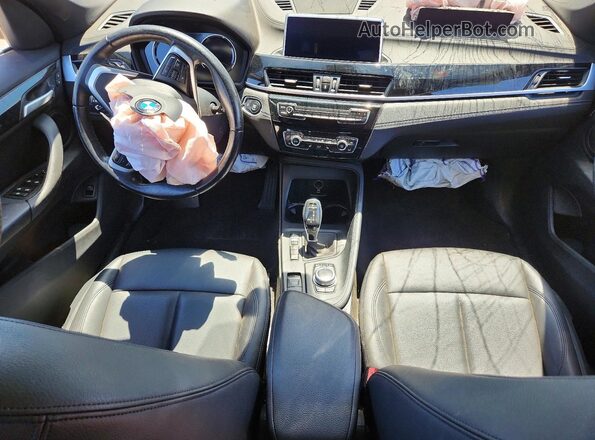 WBXJG9C09L5P92482 2020 BMW X1 Black Առջևի վահանակի տեսք