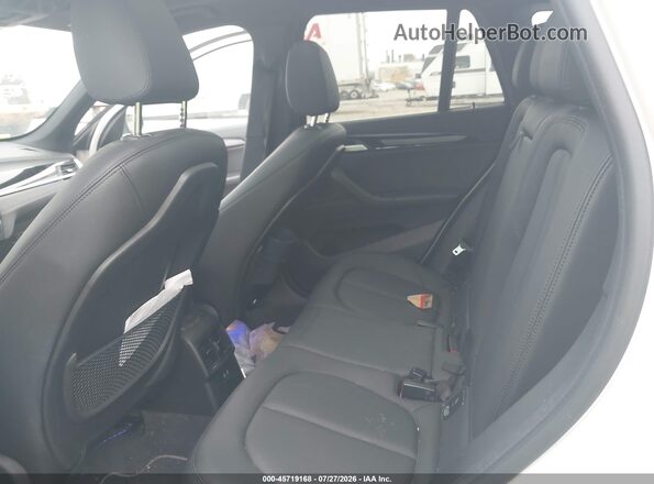 WBXJG9C09M5T37830 2021 BMW X1 White VIN კოდის სტიკერის ხედი