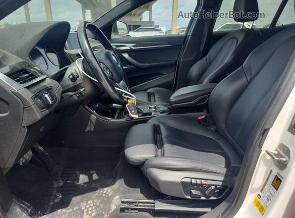 WBXYJ3C32JEJ84470 2018 BMW X2 White Vista interior delantera