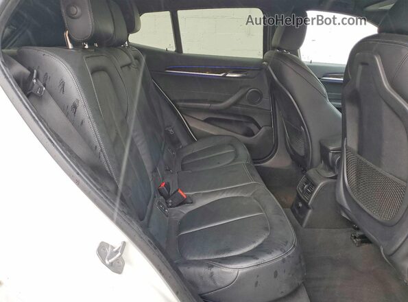 WBXYJ5C30JEF74997 2018 BMW X2 White Vista interior trasera