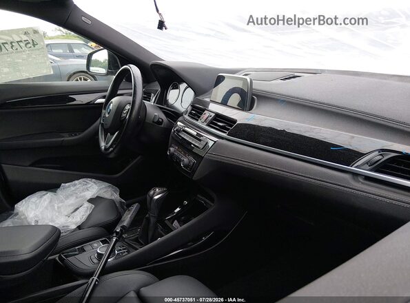 WBXYJ5C32JEF79148 2018 BMW X2 Gray Вид салону спереду