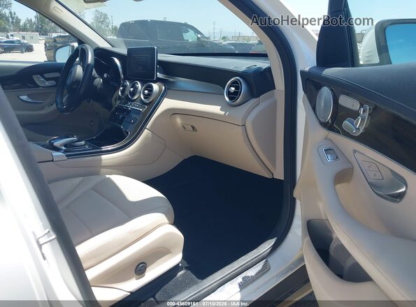 WDC0G4KB1HF200339 2017 MERCEDES-BENZ GLC 300 White Вид салону спереду