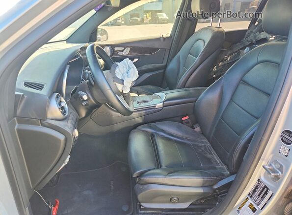 WDC0G8EB7LF676140 2020 MERCEDES-BENZ GLC-CLASS Серебряный Вид салона спереди