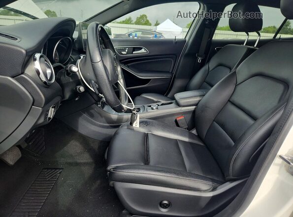 WDCTG4EB1KJ552267 2019 MERCEDES-BENZ GLA White Widok wnętrza z przodu