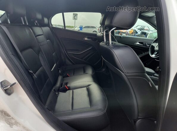 WDCTG4EB1KJ552267 2019 MERCEDES-BENZ GLA White Widok wnętrza z tyłu