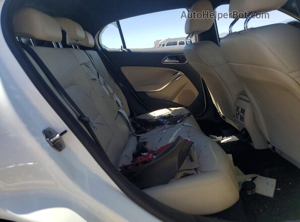 WDCTG4EB2JJ519504 2018 MERCEDES-BENZ GLA White Vista de los asientos traseros