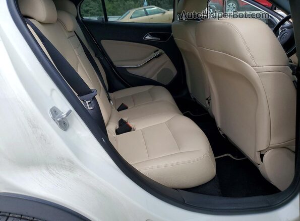 WDCTG4EB3HJ326739 2017 MERCEDES-BENZ GLA White Սալոնի հետևի տեսք