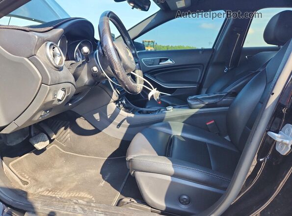 WDCTG4EB4HJ344490 2017 MERCEDES-BENZ GLA Black Вид салону спереду