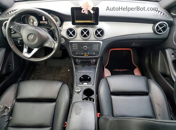 WDCTG4EB4HJ349396 2017 MERCEDES-BENZ GLA Black Dashboard view