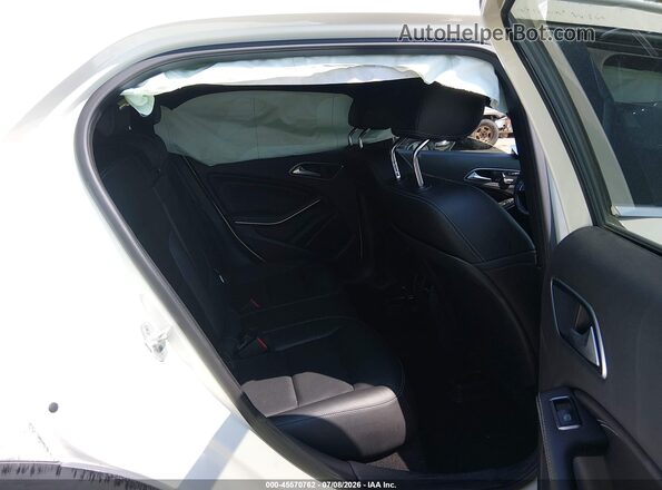 WDCTG4EB4JJ398071 2018 MERCEDES-BENZ GLA 250 White VIN կոդի պիտակի տեսք
