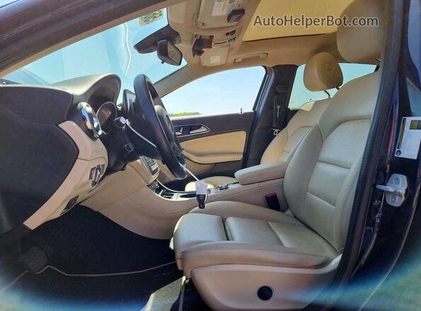 WDCTG4EB5JJ454762 2018 MERCEDES-BENZ GLA Blue Вид салону спереду