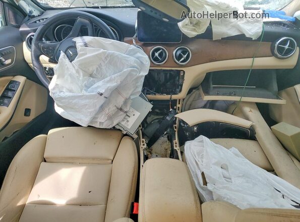 WDCTG4EB5KU007946 2019 MERCEDES-BENZ GLA White Widok deski rozdzielczej