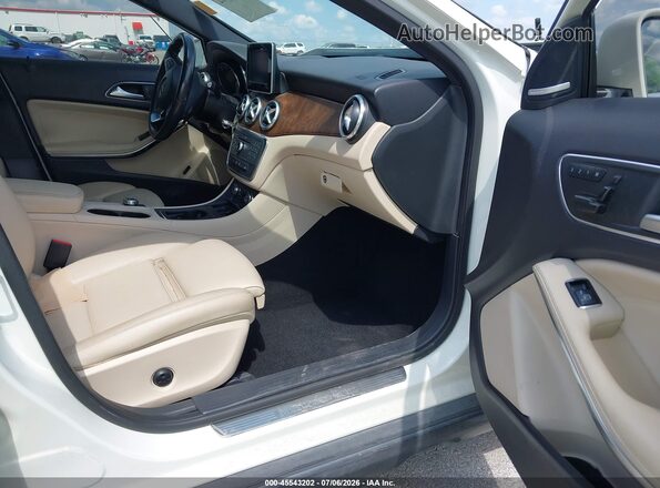 WDCTG4EB6HJ357337 2017 MERCEDES-BENZ OTHER White Widok wnętrza z przodu