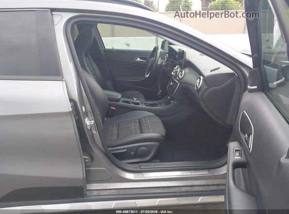 WDCTG4EB7HJ285984 2017 MERCEDES-BENZ GLA 250 Gray წინა სალონის ხედი