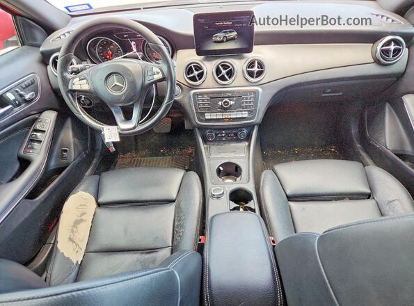 WDCTG4EB9JJ394162 2018 MERCEDES-BENZ GLA Красный Вид панели приборов