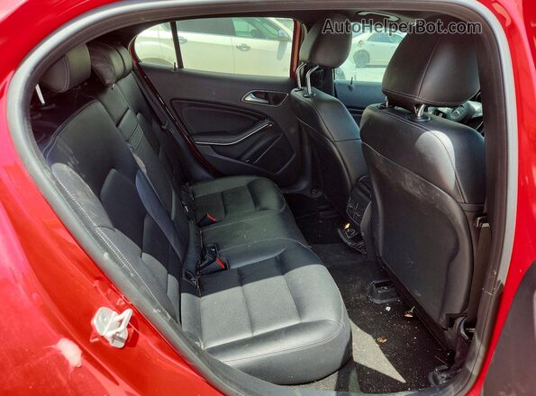 WDCTG4EB9JJ394162 2018 MERCEDES-BENZ GLA Красный Вид задних сидений