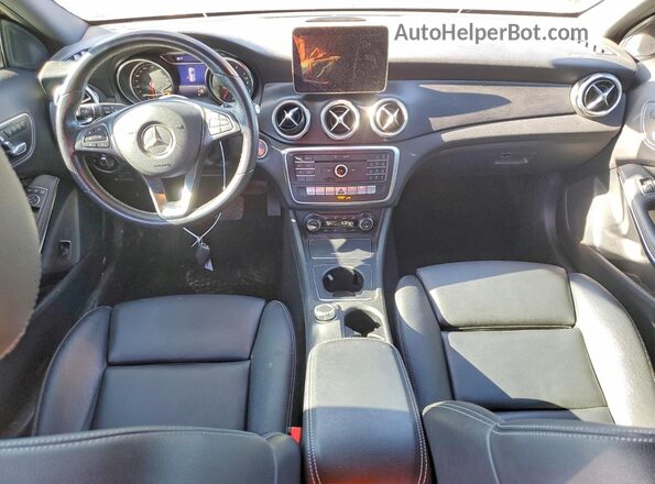 WDCTG4EBXKU010907 2019 MERCEDES-BENZ GLA Black Dashboard view