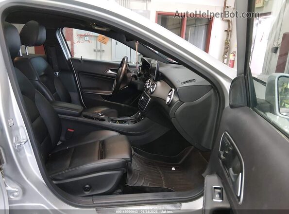 WDCTG4GB4HJ349797 2017 MERCEDES-BENZ GLA 250 Silver Front interior view