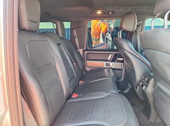 WDCYC6BJ1LX333946 2020 MERCEDES-BENZ G-CLASS Two Tone Widok wnętrza z tyłu