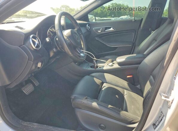WDDSJ4EB1JN555072 2018 MERCEDES-BENZ CLA-CLASS Silver Widok wnętrza z przodu