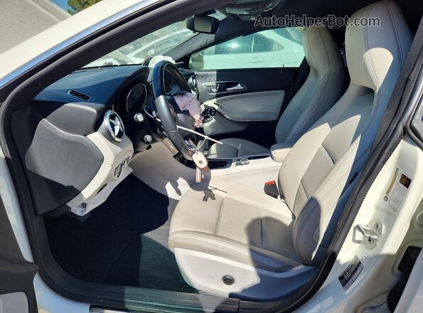 WDDSJ4EB1JN585267 2018 MERCEDES-BENZ CLA-CLASS Белый Вид салона спереди