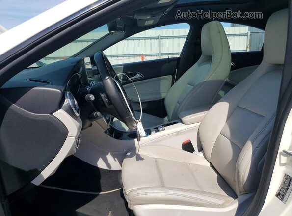 WDDSJ4EB9JN574985 2018 MERCEDES-BENZ CLA-CLASS White Vista interior delantera