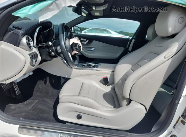 WDDWJ4KB6HF412676 2017 MERCEDES-BENZ C White Widok wnętrza z przodu