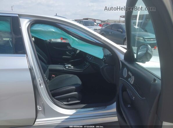 WDDZF4JBXKA496621 2019 MERCEDES-BENZ E-CLASS Серебряный Вид салона спереди